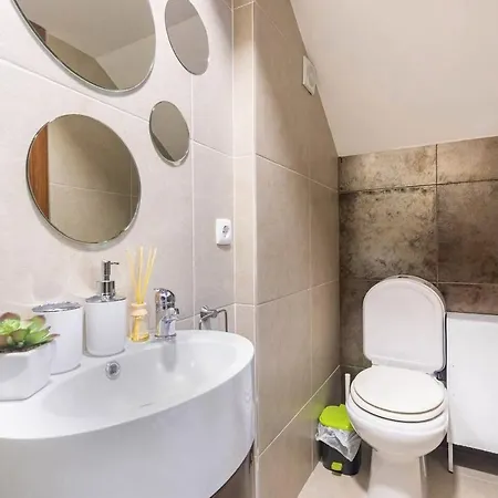 Modern Private With Balcony & Bathroom - King And Queen Beds Vendégház