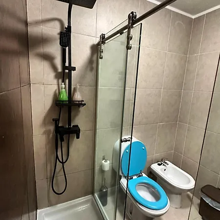 Guest house Modern Private With Balcony & Bathroom - King And Queen Beds