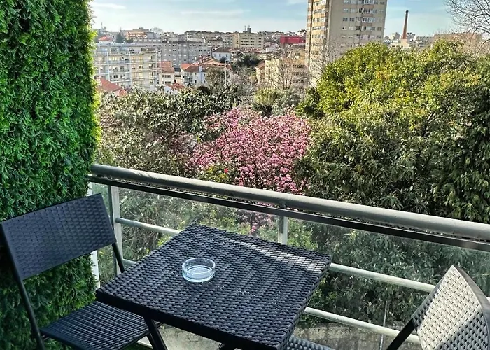 Modern Private With Balcony & Bathroom - King And Queen Beds 3*